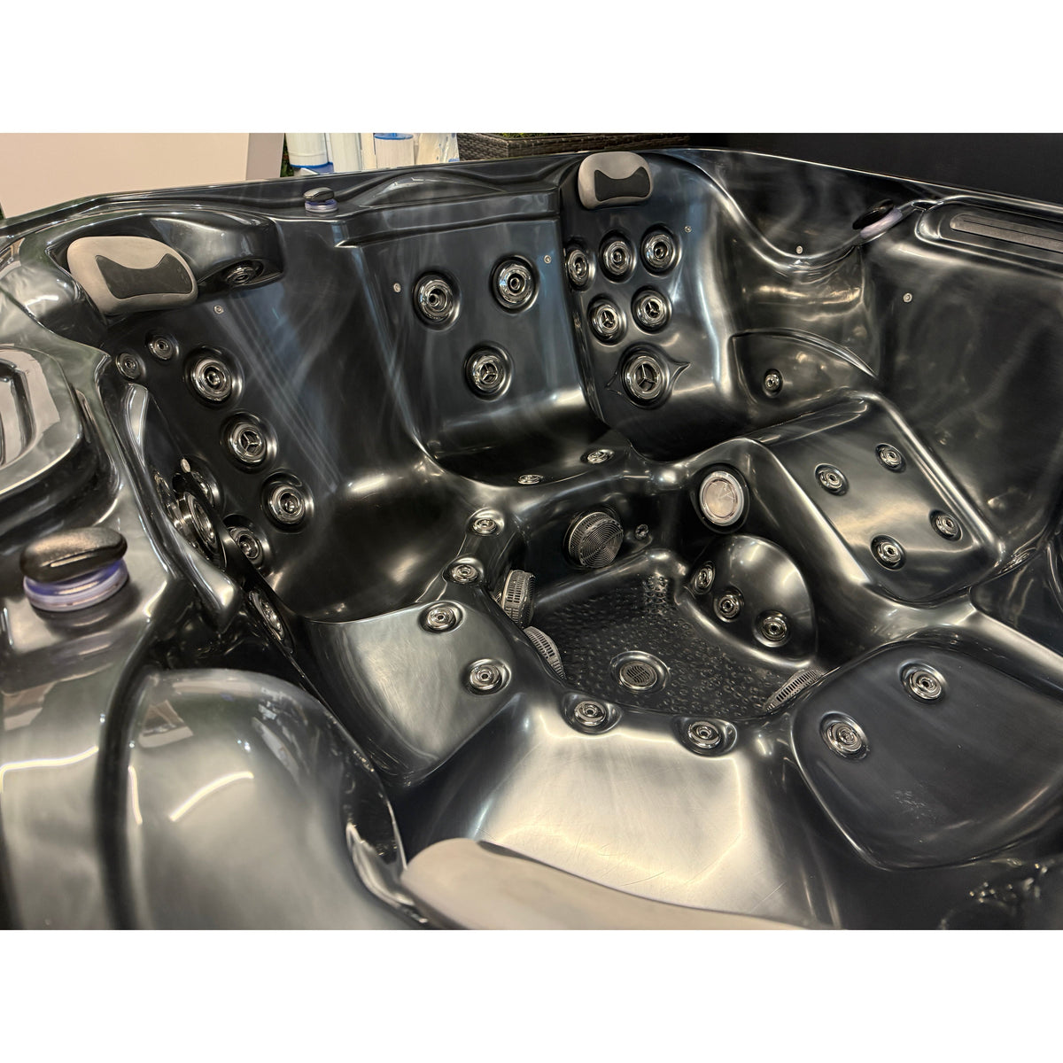 Refurbished 2nd Hand Pre Owned - Platinum Santorini Hot Tub