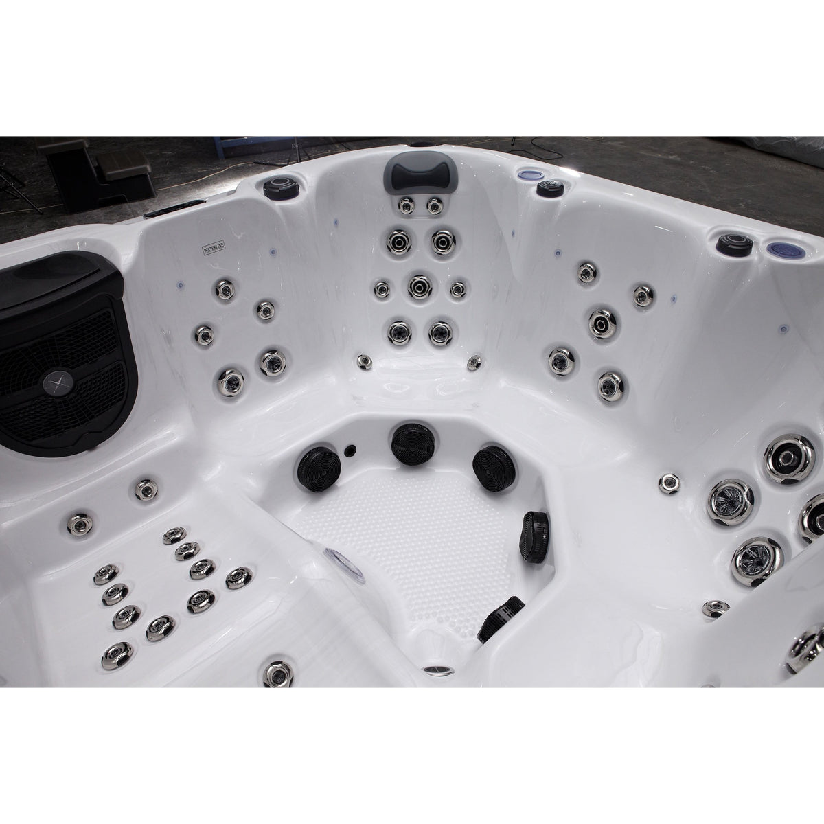Fresh Water BAY Hot Tub