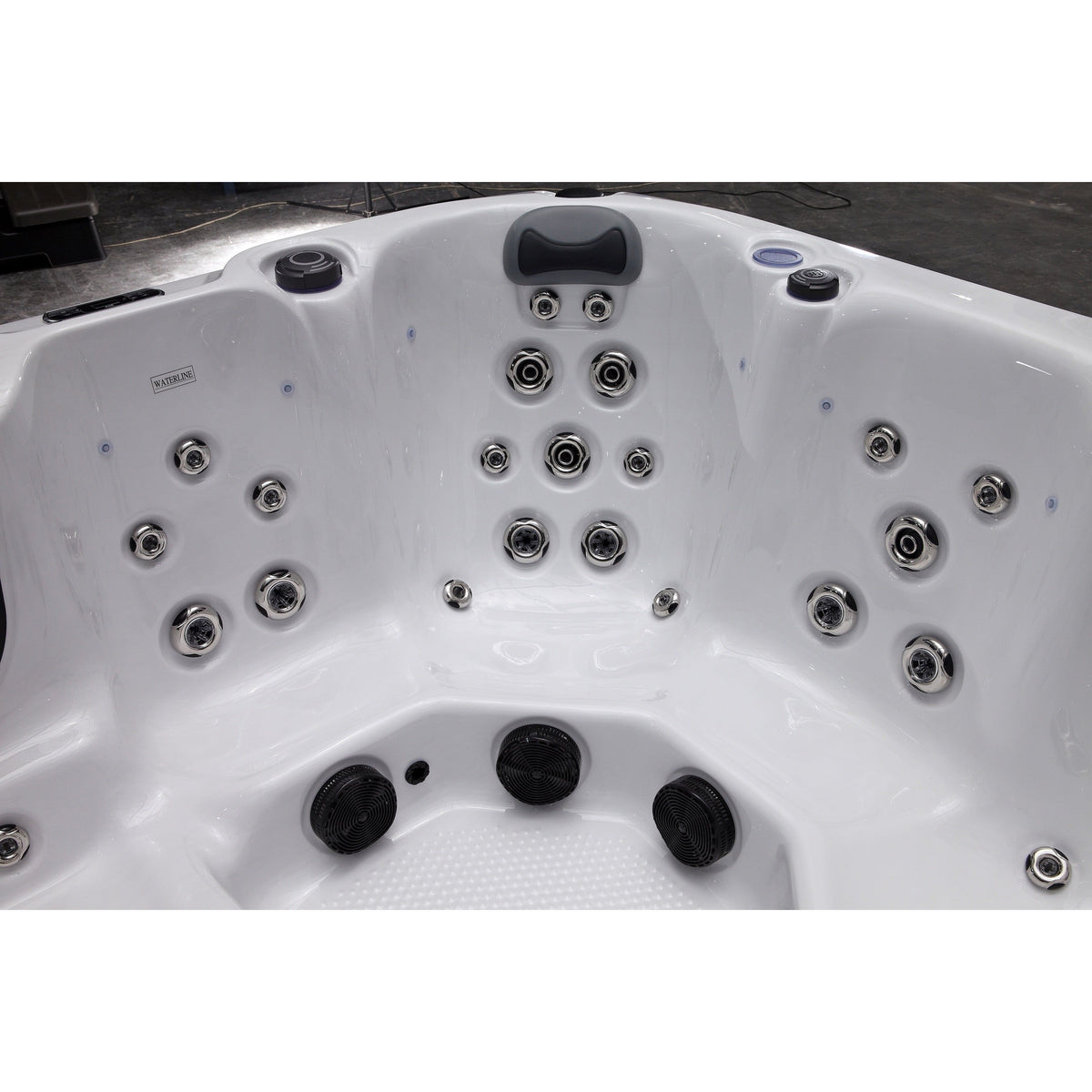 Fresh Water BAY Hot Tub
